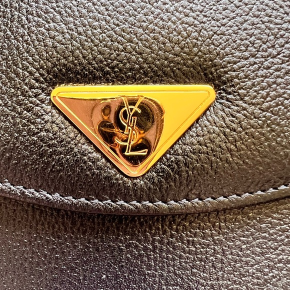 YVES SAINT LAURENT Sac à bandoulière en cuir Noir - Picture 5 of 12